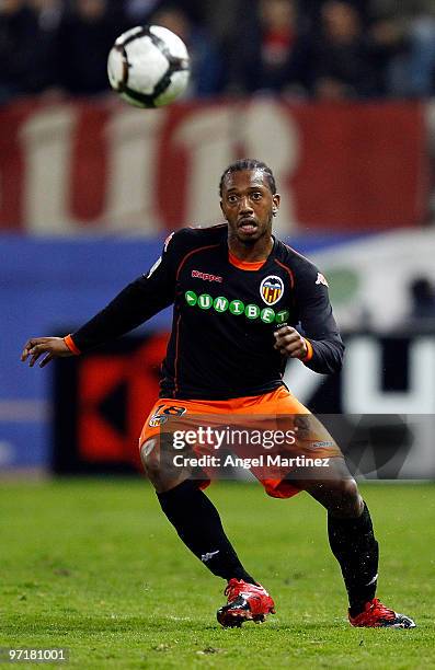 Manuel Fernandes of Valencia in action during the La Liga match between Atletico Madrid and Valencia at Vicente Calderon Stadium on February 28, 2010...