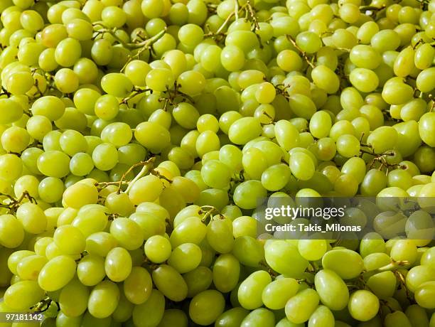 yellow grapes. - witte druif stockfoto's en -beelden