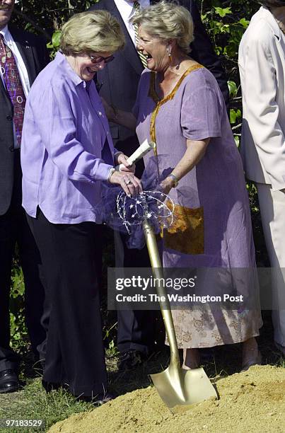 Sm_center 09-23-04 La Plata, Md Mark Gail/TWP College of Southern Maryland's Foundation Chair person Evelyn Hungerford shares a laugh with Sally...