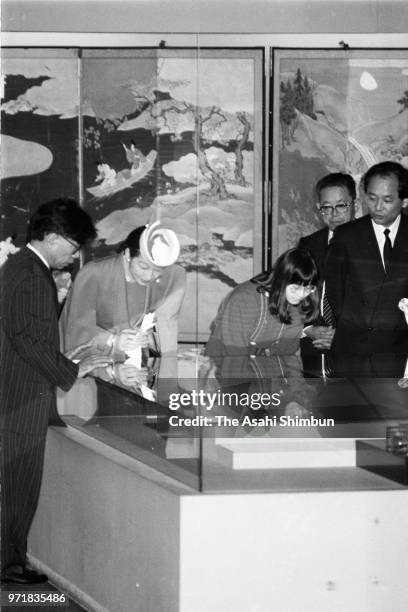 Crown Princess Michiko and Princess Sayako attend a Heian Period Exhibition at Matsuya Ginza department store on January 13, 1988 in Tokyo, Japan.