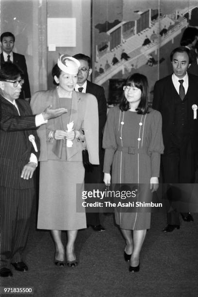 Crown Princess Michiko and Princess Sayako attend a Heian Period Exhibition at Matsuya Ginza department store on January 13, 1988 in Tokyo, Japan.