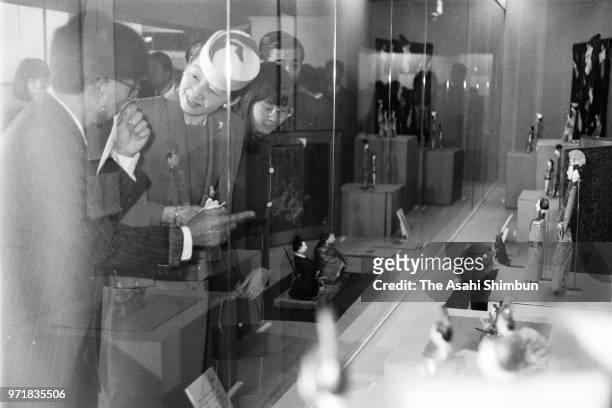 Crown Princess Michiko and Princess Sayako attend a Heian Period Exhibition at Matsuya Ginza department store on January 13, 1988 in Tokyo, Japan.