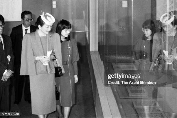 Crown Princess Michiko and Princess Sayako attend a Heian Period Exhibition at Matsuya Ginza department store on January 13, 1988 in Tokyo, Japan.