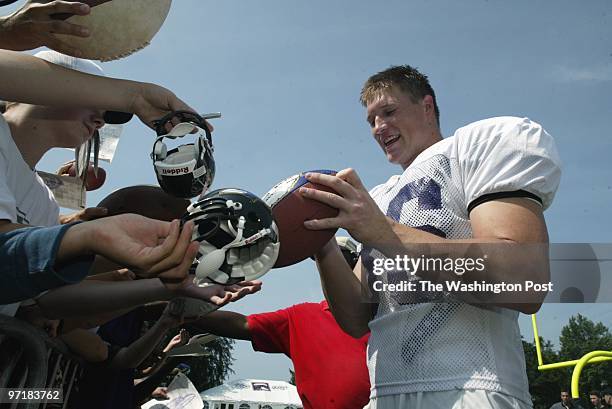 Ravens13 Kevin Clark/The Washington Post Date: 8.12.2003 Neg #: 145743 McDaniel College, Westminster, MD Todd Heap signs autographs after practice...