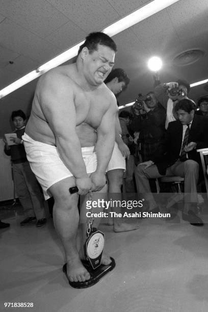 Keita Kushima attends the new sumo wrestler health check at Ryogoku Kokugikan on January 7, 1988 in Tokyo, Japan.