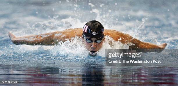 Swim9 Kevin Clark/The Washington Post Date: 8.09.2003 Neg #: 145620 College Park, MD Michael Phelps cuts through the water in the first leg of his...