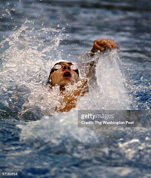 Swim7 Kevin Clark/The Washington Post Date: 8.06.2003 Neg #: 145539 College Park, MD Michael Phelps makes his way through the water in his record...