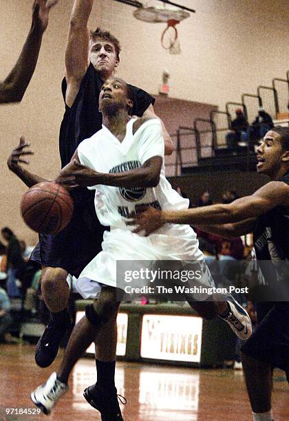 Hoops Kevin Clark/The Washington Post Date: 3.18.2004 Neg #: 153392 Woodbrigde, VA Robert Murray looses the handle with Chuckie Ivey, right, reaching...