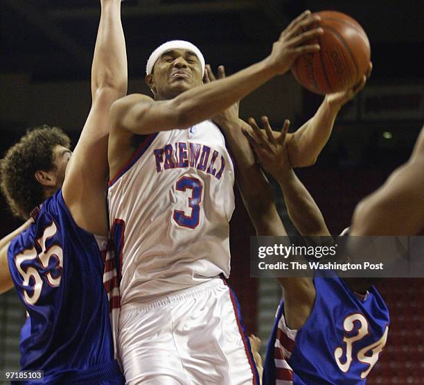 MDBoys14 Kevin Clark/The Washington Post Date: 3.13.2004 Neg #: 153183 College Park, MD Chris Howard of Friendly splits Lansdowne's Chris...