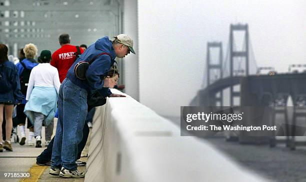 Merlin 5/2/04 amh CREDIT: Preston Keres/TWP NEG NUMBER:155031 Chesapeake Bay Bridge, MD Paul Buehler, from Laurel, Md., takes a look over the side of...