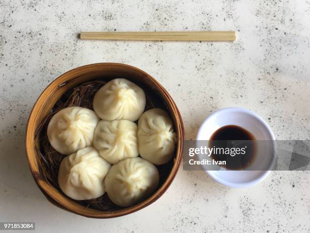 traditional chinese cuisine, steam-fried bao with chosticks - ravioli cinesi foto e immagini stock