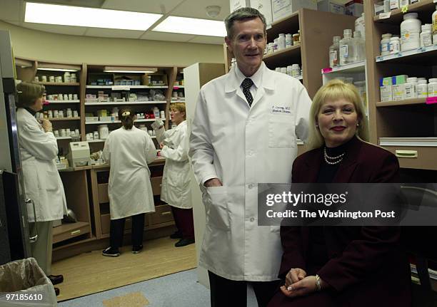 Kaiser Kevin Clark/The Washington Post Date: 4.1.2004 Neg #: 153905 Rockville, MD Kaiser Permanente Medical director Dr. Philip S. Carney Jr., ,left,...