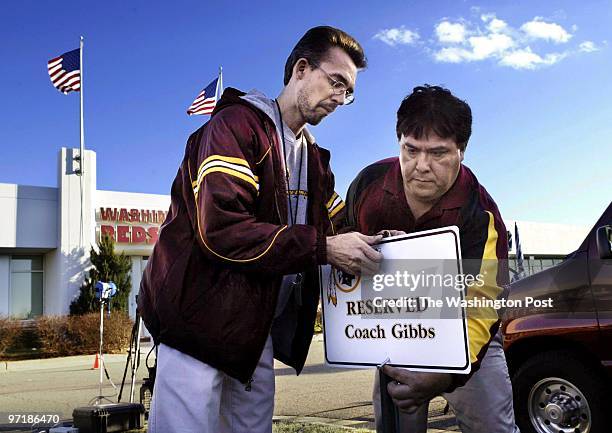 01/07/04 PHOTO BY : JOEL RICHARDSON REDSKINS PARK ,,, SCOTT GOODSPEED AND VLADY MARTINEZ PUT UP JOES GIBBS PARKING SIGN IN FRONT OF THE BLDG.