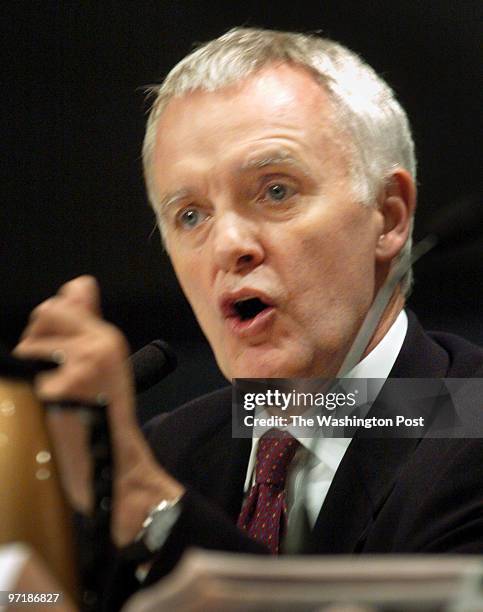 June 16, 2004 photog: Gerald Martineau L'En fant Plaza Hearing Room neg: 156722 Hearing on 9-11 plot Bob Kerrey questions and makes comments to Ms....