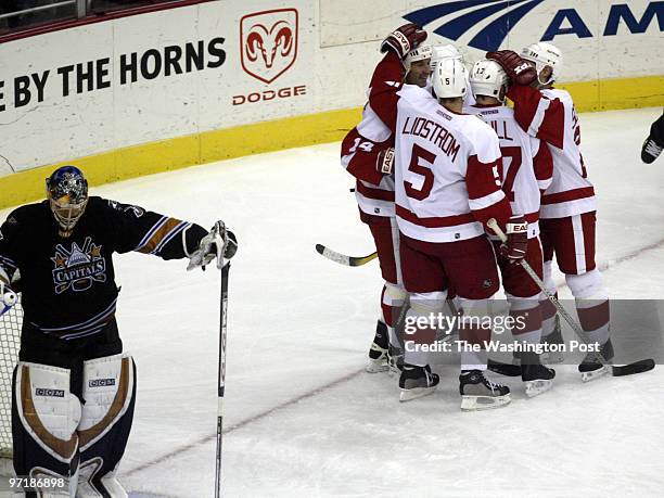 Caps14 Kevin Clark/The Washington Post Date: Neg #: 150323 MCI Center, Washington, DC The Red Wings celebrate the goal by Brendan Shanahan with...