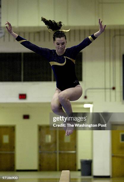 SP/GYMNAST13 DATE: 12/13/03 PHOTO BY: JOEL RICHARDSON 150368 SOUTH LAKES GYMNASTIC INVITATIONAL ,,, ROBINSON'S KAITLIN HOEY ON THE BALANCE BEAM