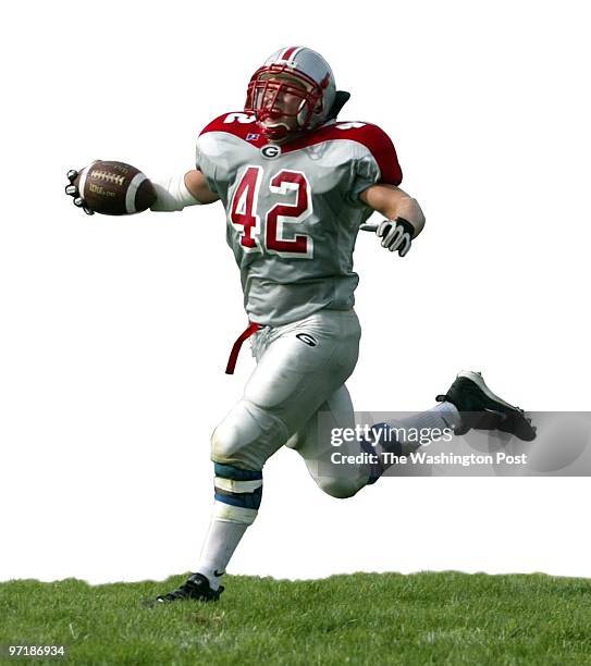 Foot11 Kevin Clark/The Washington Post Date: 9.06.2003 Neg #: 146549 Centennial High School, Ellicott City, MD Justin Frederick of Glenelg runs for...
