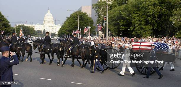 Na/reagan -- date: June 9, 2004 -- photog: Gerald Martineau -- Constitution and Pennsylvania Avenue, NW -- neg: 156497 -- News The caisson carrying...