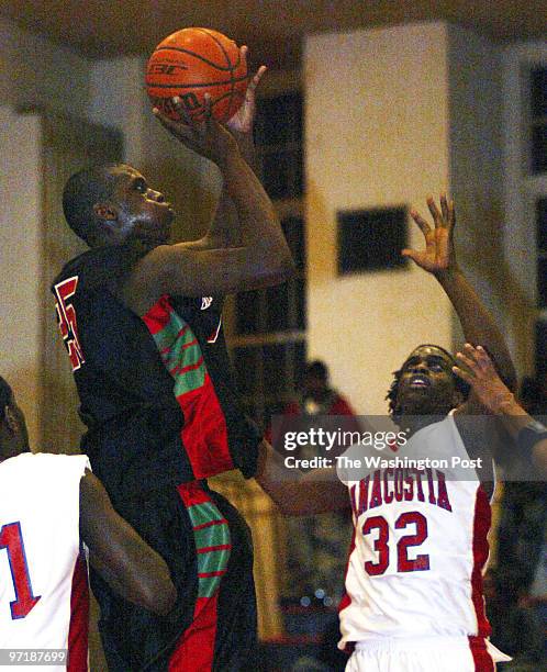 Anacost17 Kevin Clark/The Washington Post Date: 1.16.2004 Neg #: 151294 Anacostia High School, Washington, DC Delonte Taylor, left, of H.D. Woodson...