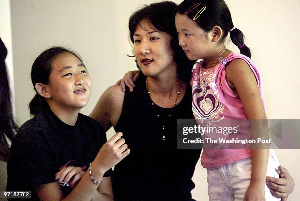 Hx-skuls26 08-18-04 Ellicott City, Md Mark Gail/TWP Hyejung Kim with her daughters Hanny and Debbie who will start school at the end of the month...