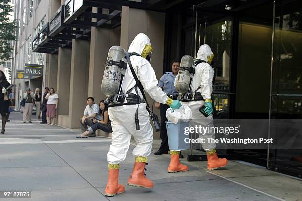 Josephm 158091--SLUG-DC/HAZMAT--DATE--LOCATION-1015 18th Street, Northwest, Washington, D.C.--PHOTOGRAPHER-MARVIN JOSEPH/TWP--CAPTION-Hazmat unit...