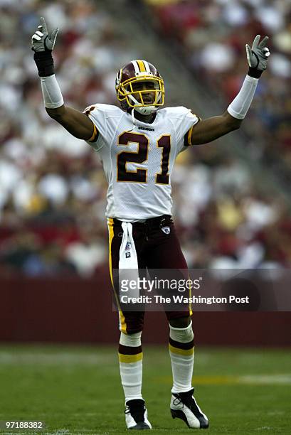 Neg#:159382 Photog:Preston Keres/TWP FedEx Field, Landover, Md. Fred Smoot gets the crowd up during fourth quarter action.