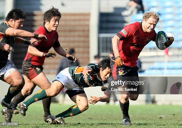 Tony Brown of Sanyo Wild Knights runs with the ball during the All-Japan Championship Final between Sanyo Wild Knights and Toyota Verblitz at Prince...