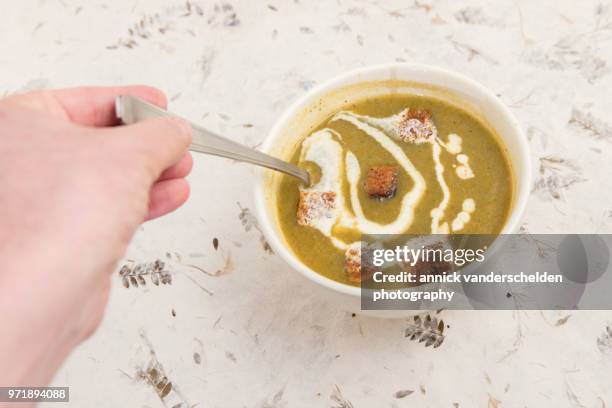 paprika courgette soup. - esslöffel stock-fotos und bilder