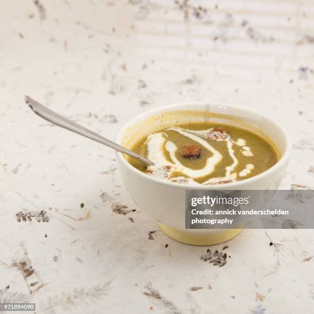 paprika courgette soup. - esslöffel stock-fotos und bilder