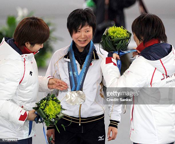 Miho Takagi, not competed in any of Japan's team pursuit races, is being worn silver medals won by Nao Kodaira , Masako Hozumi and Maki Tabata and...