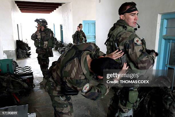 Showal, l'Otan a installé son QG chez un producteur de pavot" by Hervé Asquin In this February 28, 2010 photograph, French soldiers of the 21st RIMA...