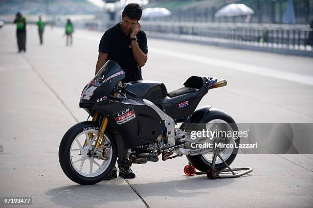 Mechanic prepares the bike of Randy De Puniet of France and LCR Honda MotoGP during the day of testing at Sepang Circuit on February 26, 2010 in...