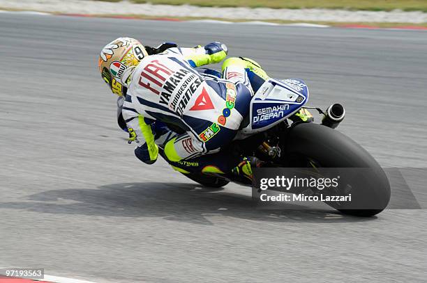 Valentino Rossi of Italy and Fiat Yamaha Team rounds the bend during the day of testing at Sepang Circuit on February 26, 2010 in Kuala Lumpur,...