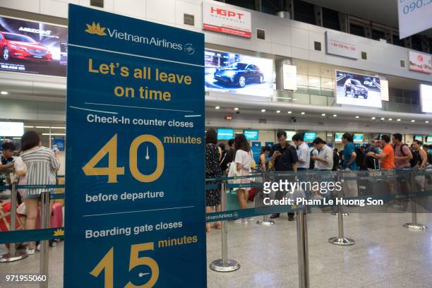 danang aiport concourse at busy hour - le lounge stockfoto's en -beelden