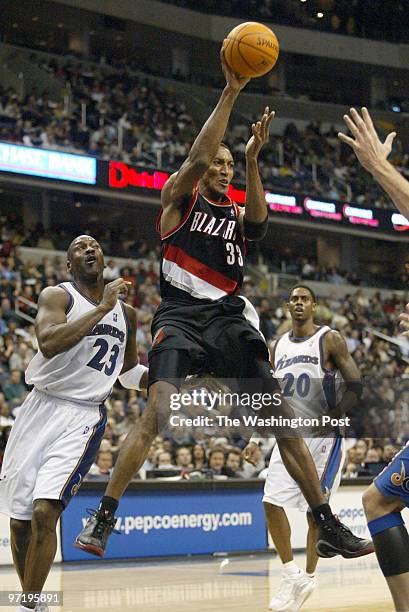 Woodwardt 135056 Portland Trail Blazers at Washington Wizards, MCI Center, Washington DC. Wizard Michael Jordan gets edged out under the basket by...