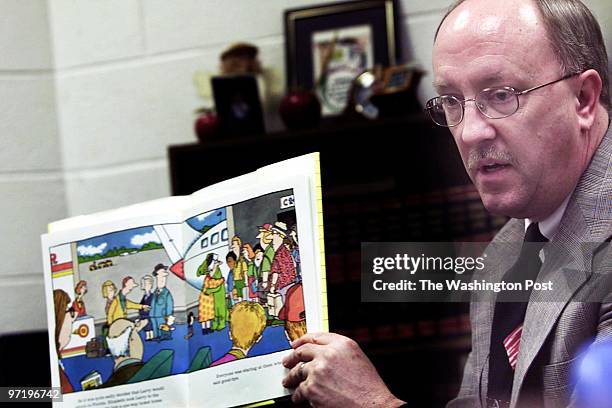 02/20/02 PHOTO BY : JOEL RICHARDSON TWP DIG CAPTION : DR.JOHN DAVID MARTIN, SUPERINTENDENT OF FAUQUIER COUNTY SCHOOLS READS " ELIZABETH AND LARRY "...