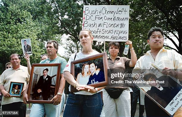 Sarah L. Voisin DATE: NEGATIVE #:126331 demonstration in support of 9-11 legislation. Held at Washington, D.c. Upper Senate Park . PICTURED: Families...