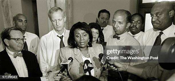 Wilson Building, Wash., D.C.--PHOTOGRAPHER-MARVIN JOSEPH/TWP--CAPTION-Mayor Williams and city council members talk with the press following closed...