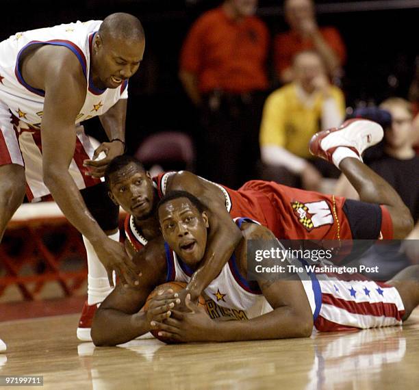 McCALL TRIES TO TIE UP LORENZO COLEMAN AS COLEMAN CALLS A TIME OUT IN THE 1ST HALF.