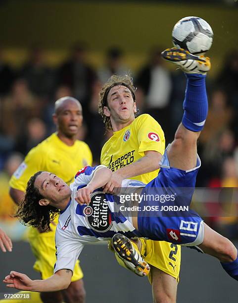 Villarreal's Argentinian defender Gonzalo Rodriguez fights for the ball with Deportivo Coruna's Mexican midfielder Andres Guardadoduring their...