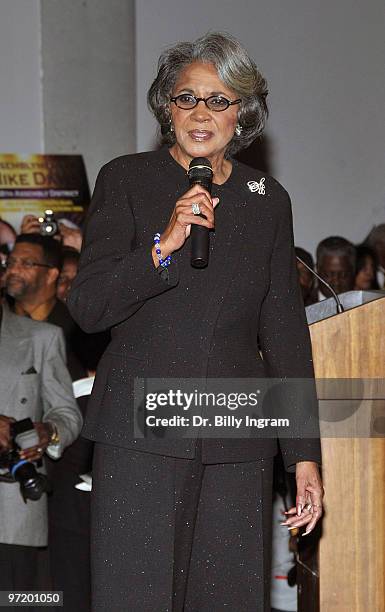 Singer/songwriter Nancy Wilson performs at the Living Legends Award ceremony honorng Stevie Wonder and Nancy Wilson at California African American...