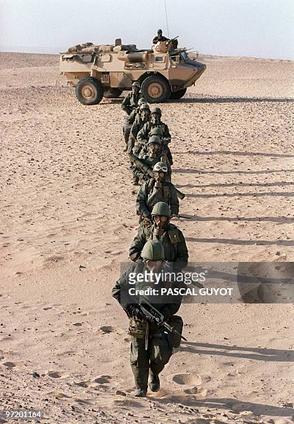 Photo prise le 23 octobre 1990 de soldats français de la Légion étrangère s'entraînant dans le désert en Arabie Saoudite, lors de la guerre du Golfe....