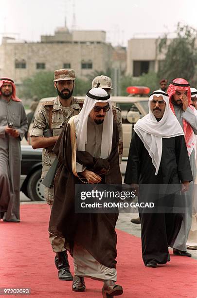 Sheikh Jaber al-Ahmad al-Sabah, Emir of Kuwait, enters 14 March 1991 his palace upon his arrival at Kuwait International Airport after more than...