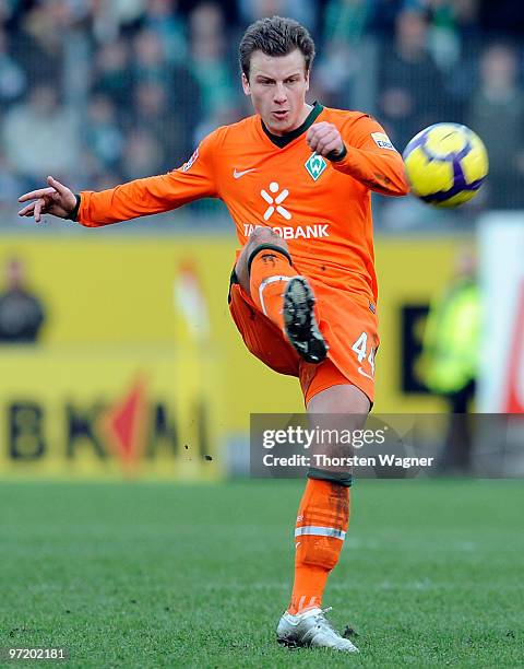 Philipp Bargfrede of Bremen runs with the ball during the Bundesliga match between FSV Mainz 05 and SV Werder Bremen at Bruchweg Stadium on February...