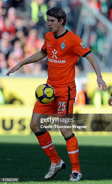 Peter Niemeyer of Bremen runs with the ball during the Bundesliga match between FSV Mainz 05 and SV Werder Bremen at Bruchweg Stadium on February 27,...