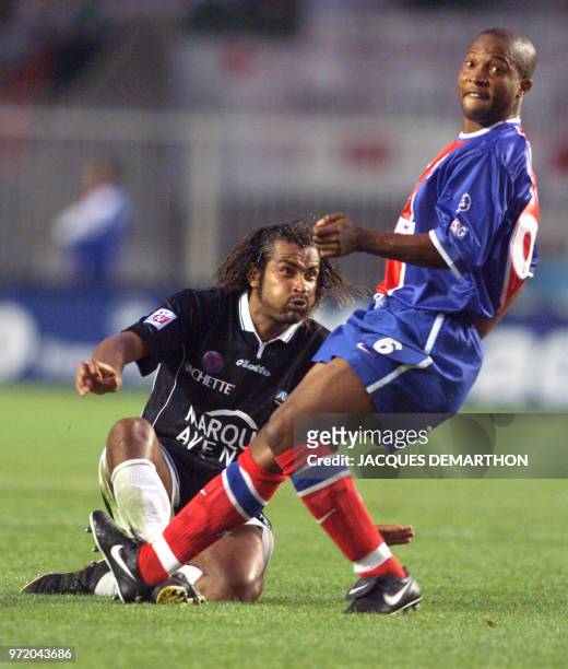 Samuel Boutal , l'attaquant du club de football de Troyes, aux prises avec Edwin Okpara, le défenseur du club de football de PSG, lors du match...