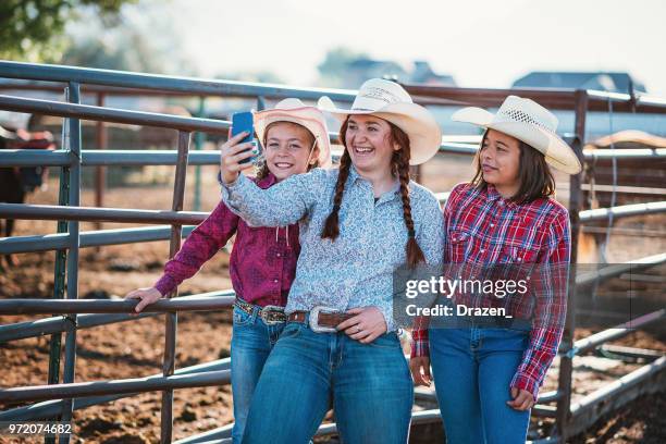 jeunes filles et des adolescents au ranch en tenant selfies - agriculteur selfie photos et images de collection