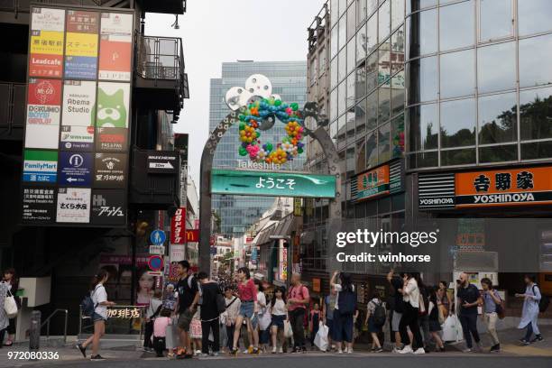 via takeshita ad harajuku, tokyo, giappone - takeshita dori foto e immagini stock