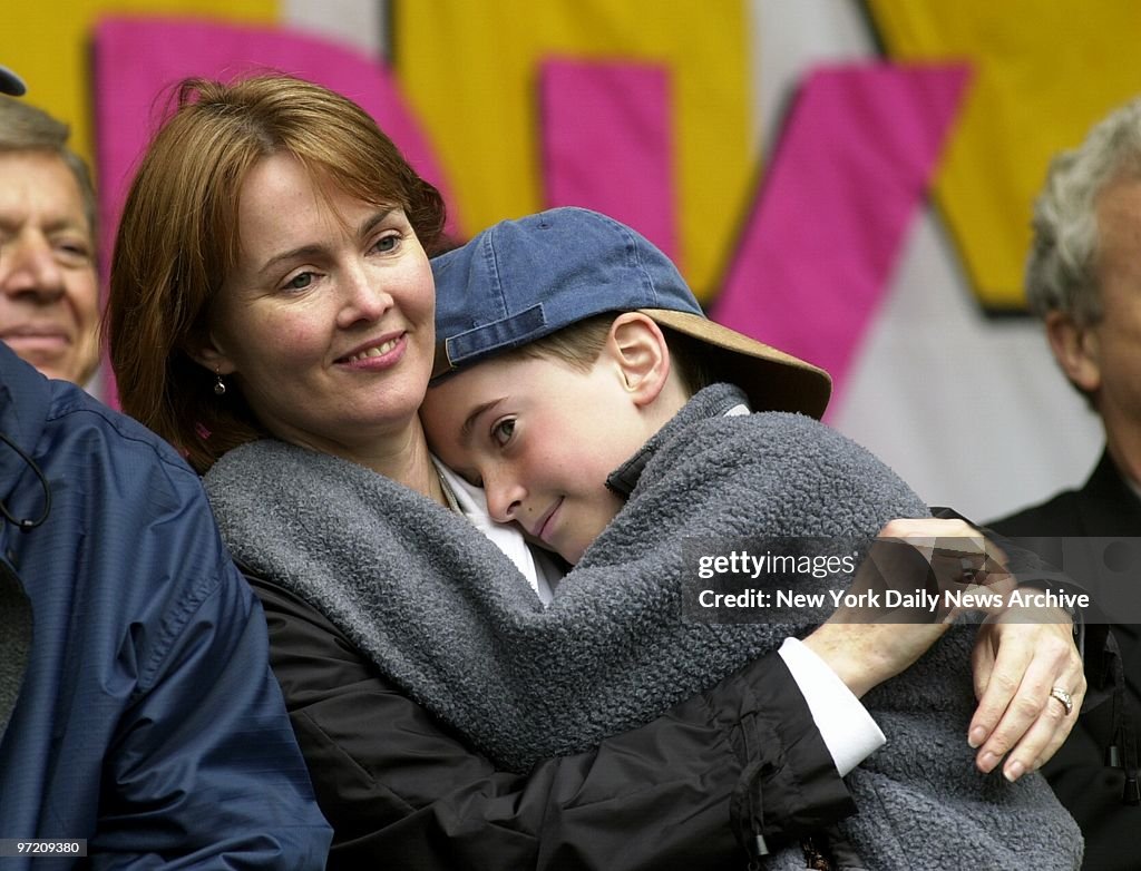 Luara Innes Actress Laura Innes holds her son, Cal, before speaking at the start ...