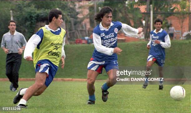 El juagador Virgilio Ferreira intenta superar la marca de Roberto Acuna , durante la ultima practica que realiza Paraguay en Asuncion el 17 de Julio...